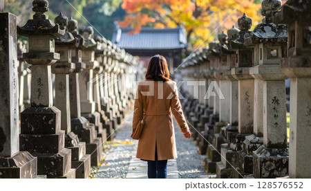 一位女士在神社或寺廟內行走的背影 128576552