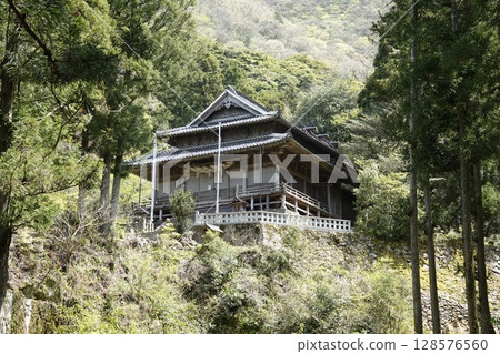 Sahimeyama Shrine stands quietly on the slope of a mountain near Ryugenji Temple in Iwami Ginzan. 128576560
