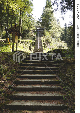 Sahimeyama Shrine, quietly built on the slope of a mountain near Ryugenji Temple in Iwami Ginzan, and the long stone steps leading to the shrine Sahimeyama Shrine, quietly built on the slope of a mountain near Ryugenji Temple in Iwami Ginzan, and the long stone steps leading to the shrine 128576563