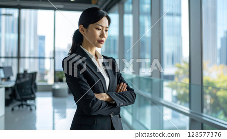 雙臂交叉的女商人（AI 生成的圖像） 128577376