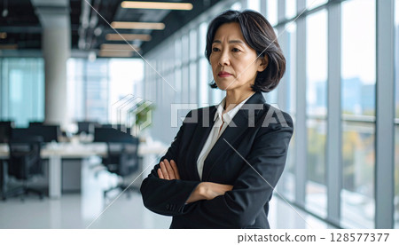 雙臂交叉的女商人（AI 生成的圖像） 128577377