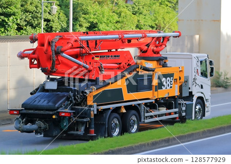 Concrete pump car image 128577929