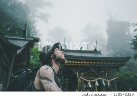 alien, caucasian, sightseeing 128578329