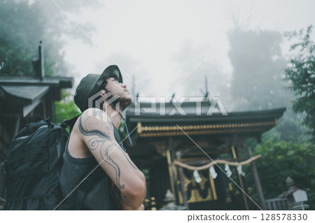 alien, caucasian, sightseeing 128578330