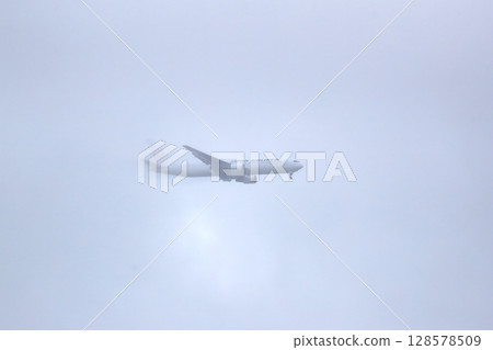 雨雲和客機影像 128578509