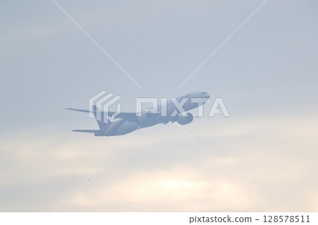 雨雲和客機影像 128578511