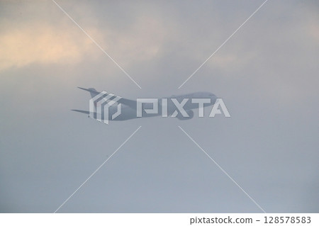 雨雲和客機影像 128578583