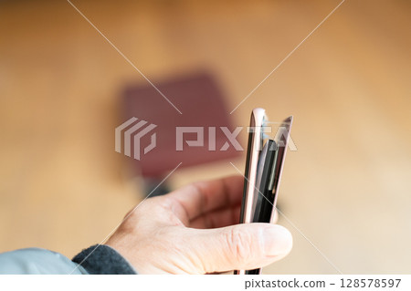 電池嚴重膨脹的智慧型手機 128578597