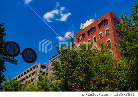 烏丸大街（烏丸五條至烏丸四條）的天空與建築 128578681