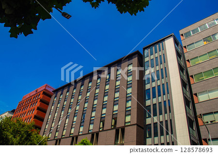 The sky and buildings of Karasuma Street (from Karasuma-Gojo to Karasuma-Shijo) The sky and buildings of Karasuma Street (from Karasuma-Gojo to Karasuma-Shijo) 128578693