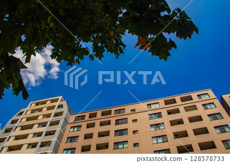 烏丸大街（烏丸五條至烏丸四條）的天空與建築 128578733