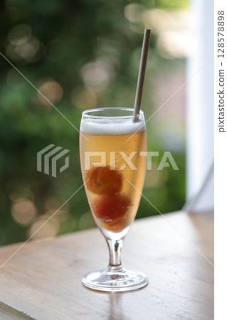 梅子糖漿和蘇打水混合 128578898
