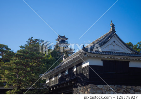 藍天白雲下高知城 128578927