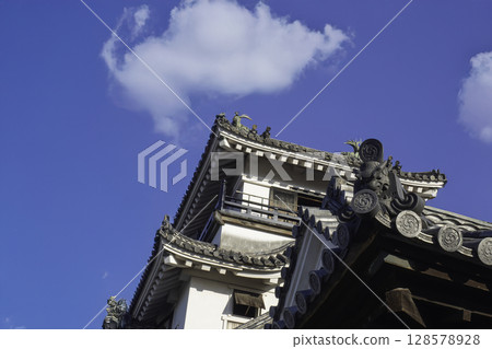 藍天白雲下高知城 128578928