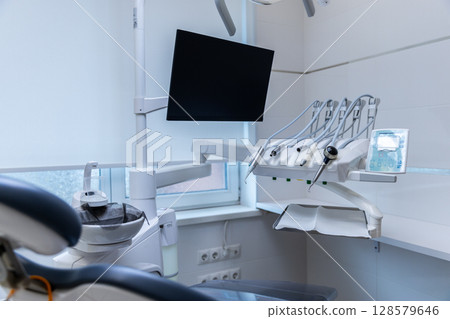 Modern Dental Clinic: Advanced Equipment and Calm Environment for Dental Procedures and Patient Comfort 128579646
