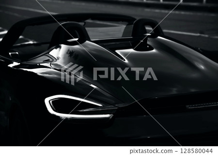 閃亮的黑色敞篷車 128580044