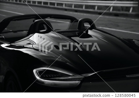 閃亮的黑色敞篷車 128580045