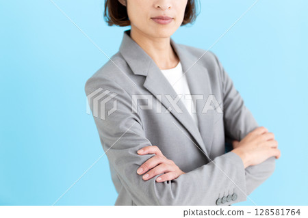 穿西裝的中年女性女商人 128581764