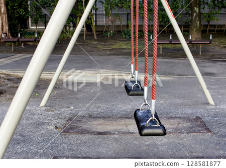 空曠大公園裡的鞦韆風景 128581877