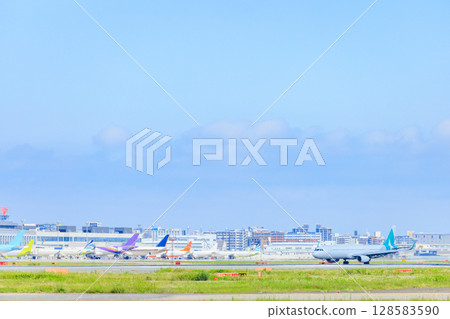 夏季的福岡機場 福岡縣福岡市 128583590