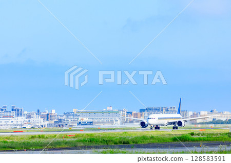 夏季的福岡機場 福岡縣福岡市 夏季的福岡機場 福岡縣福岡市 128583591