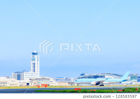 夏季的福岡機場 福岡縣福岡市 夏季的福岡機場 福岡縣福岡市 128583597