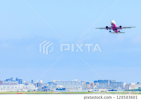 夏季的福岡機場 福岡縣福岡市 128583601