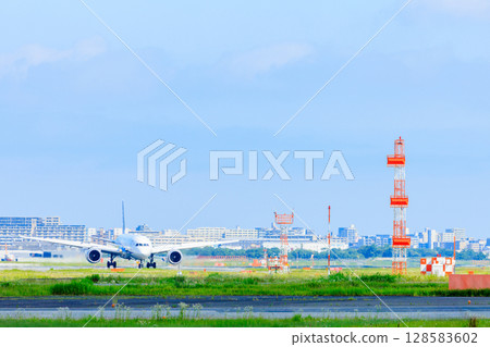 夏季的福岡機場 福岡縣福岡市 夏季的福岡機場 福岡縣福岡市 128583602