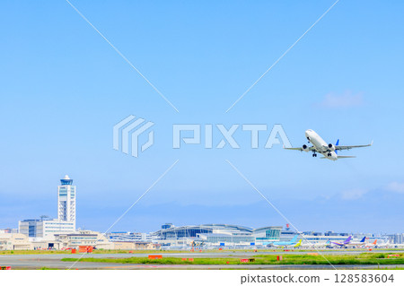 夏季的福岡機場 福岡縣福岡市 128583604