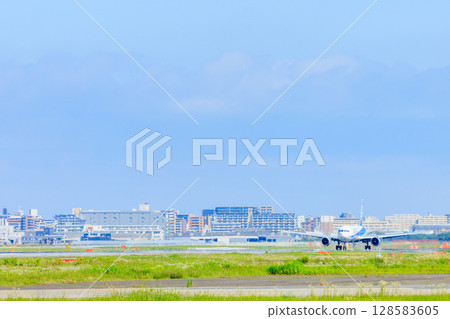 夏季的福岡機場 福岡縣福岡市 128583605