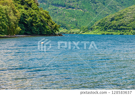 琵琶湖:從岸邊眺望,滋賀郡長濱市 琵琶湖:從岸邊眺望,滋賀郡長濱市 128583637