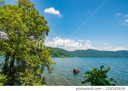 琵琶湖:從岸邊眺望,滋賀郡長濱市 琵琶湖:從岸邊眺望,滋賀郡長濱市 128583639