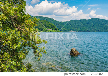 琵琶湖:從岸邊眺望,滋賀郡長濱市 琵琶湖:從岸邊眺望,滋賀郡長濱市 128583640