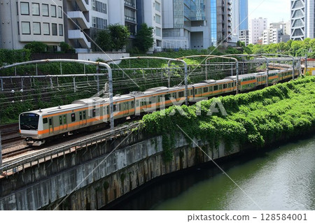 E233 series 0 Chuo Line train running alongside the Kanda River near Ochanomizu E233 series 0 Chuo Line train running alongside the Kanda River near Ochanomizu 128584001