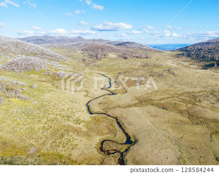 Snowy Mountains View on Cascade Hut Trail in Australia 128584244