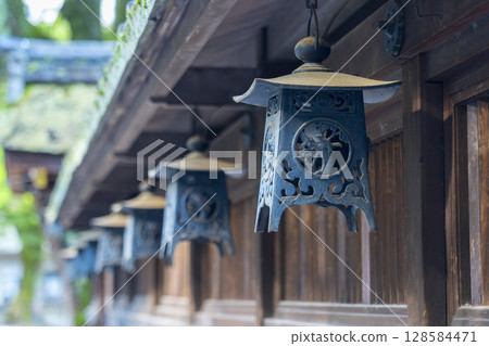 京都的夏天,藤森神社,主殿周圍懸掛著燈籠 京都的夏天,藤森神社,主殿周圍懸掛著燈籠 128584471