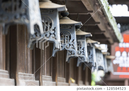 藤森神社正殿周圍懸掛的燈籠 藤森神社正殿周圍懸掛的燈籠 128584523