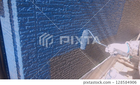 Exterior wall painting 128584906