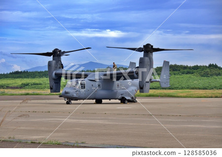 A US military Osprey makes a precautionary landing at Odate-Noshiro Airport 128585036