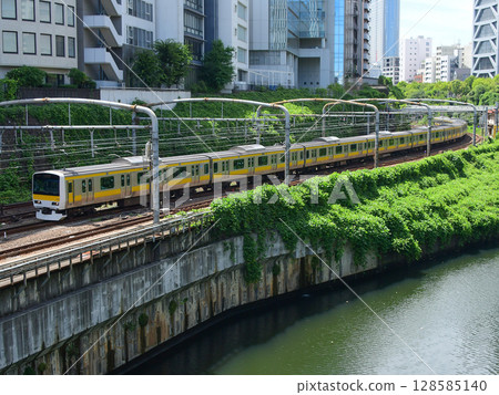 中央線和總武線的E231系列500系列本地列車沿著御茶水附近的神田川行駛 中央線和總武線的E231系列500系列本地列車沿著御茶水附近的神田川行駛 128585140
