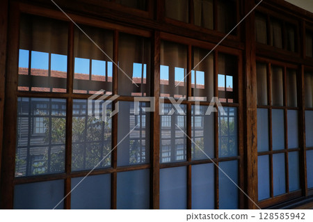 Hagi, Yamaguchi Prefecture - Lattice windows in a classroom in a nostalgic old wooden school building 128585942