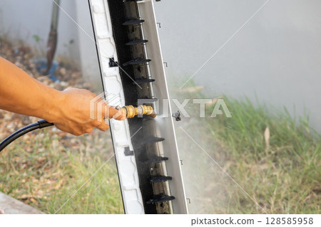 air conditioning cleaning service with water spray 128585958
