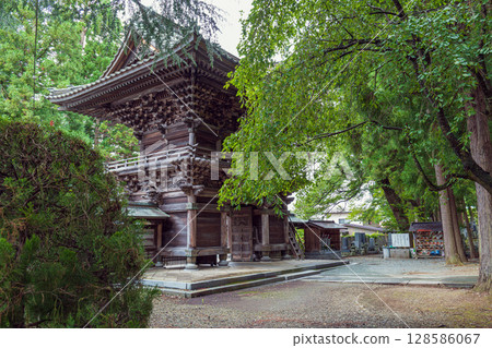 The mountain gate of Hoonji Temple in Iwate 128586067
