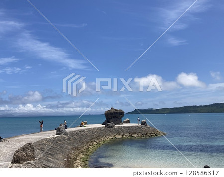 沖繩海底公路的鯨魚尾巴 沖繩海底公路的鯨魚尾巴 128586317