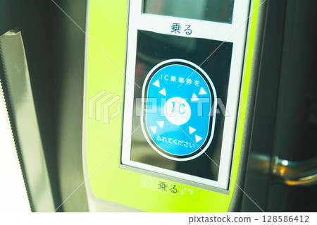 自動火車檢票口“上車” 128586412