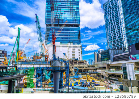 Tokyo cityscape in Japan: Piledrivers and other giant heavy machinery lined up... Farewell to the west exit of Shibuya Station. Full-scale construction begins = 18th 128586789