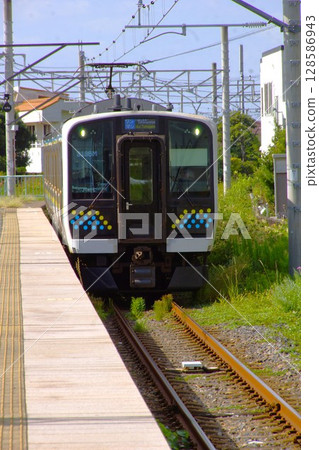 Scenery of the Uchibo Line: E131 series (Hamanakaneya Station) 128586943