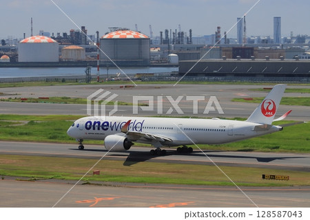 客機駛向跑道出發圖像日本航空 JAL 128587043