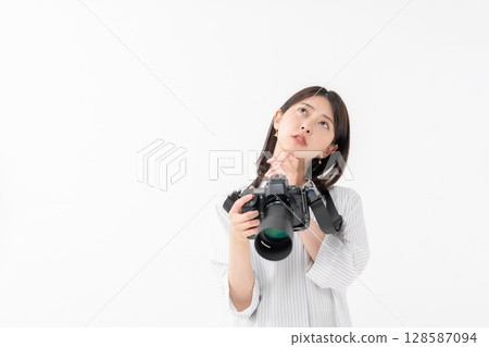 A woman with a camera 128587094