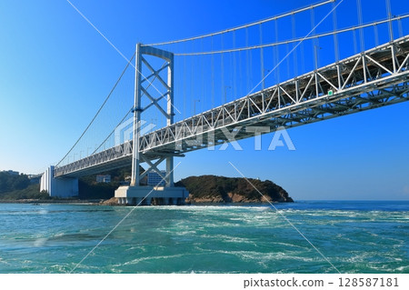 [德島縣]從觀光船上看到的大鳴門橋和漩渦（鳴門漩渦） 128587181